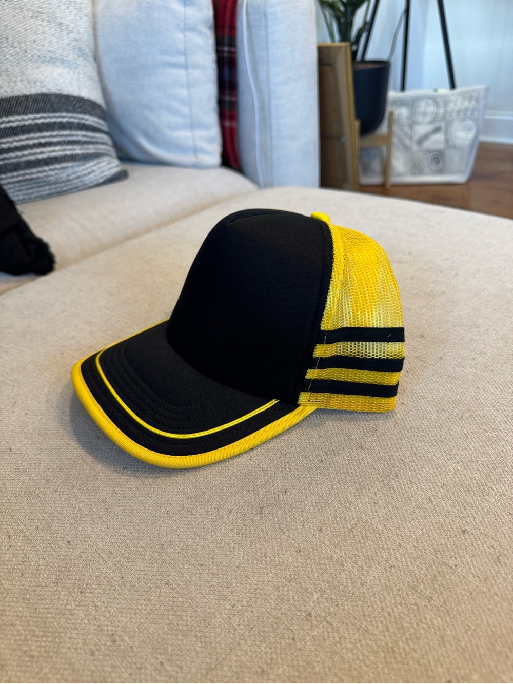 Stranger Things Dustin Henderson Black & Yellow Trucker Hat, NWT